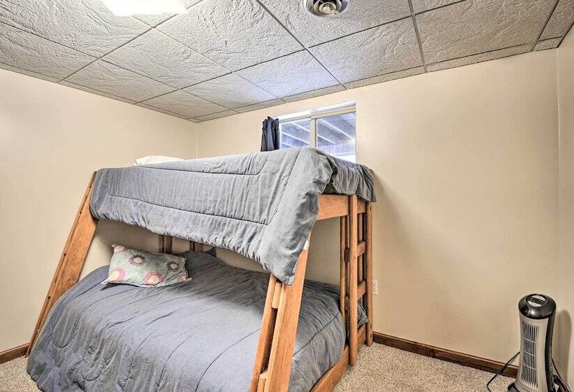 Indian Lake Retreat W/ Wet Bar & Covered Deck