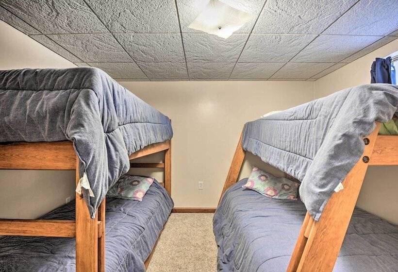 Indian Lake Retreat W/ Wet Bar & Covered Deck