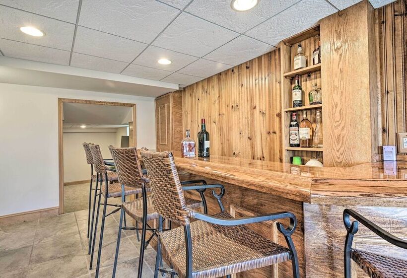 Indian Lake Retreat W/ Wet Bar & Covered Deck