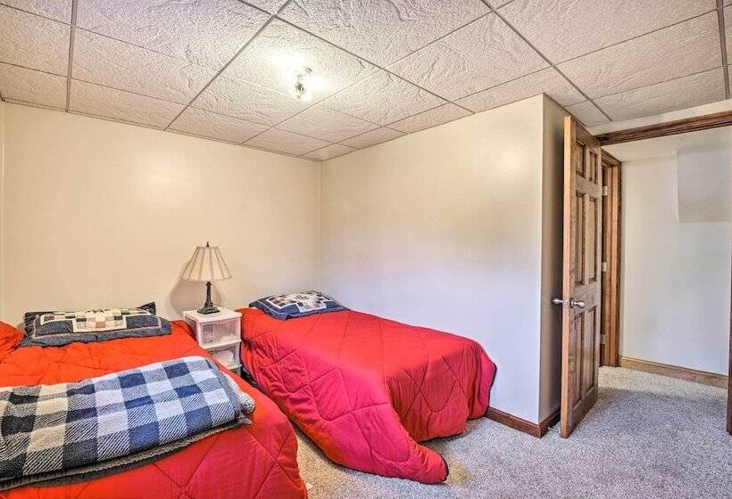 Indian Lake Retreat W/ Wet Bar & Covered Deck