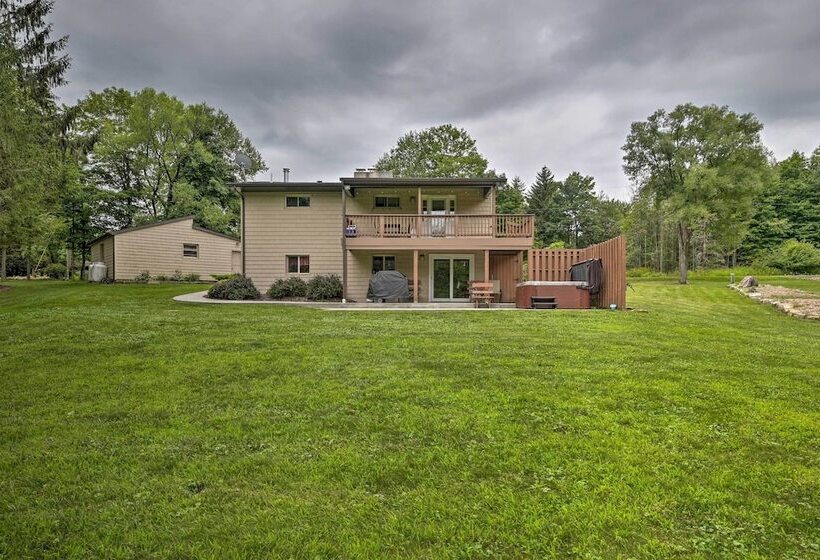 Indian Lake Retreat W/ Wet Bar & Covered Deck