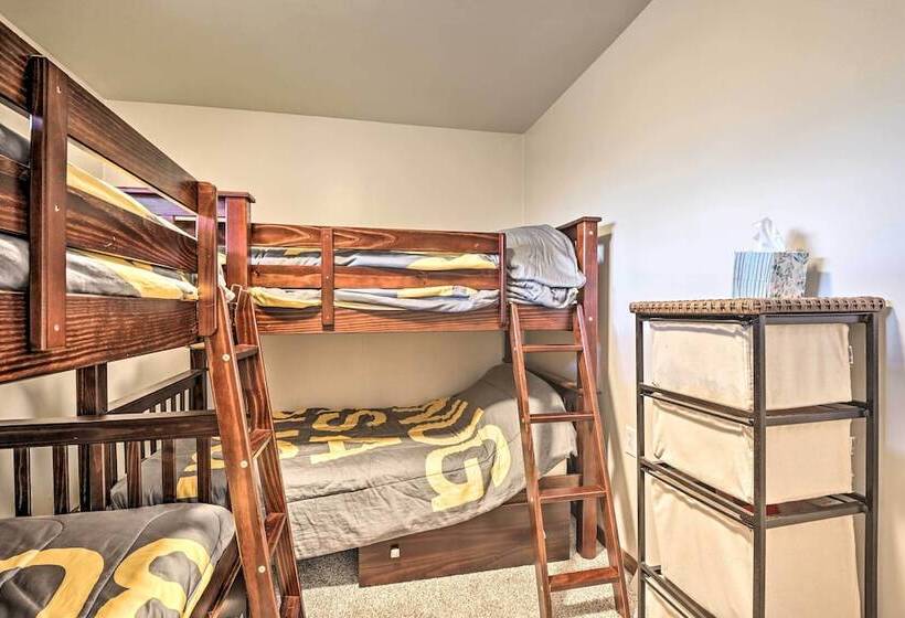 Indian Lake Retreat W/ Wet Bar & Covered Deck