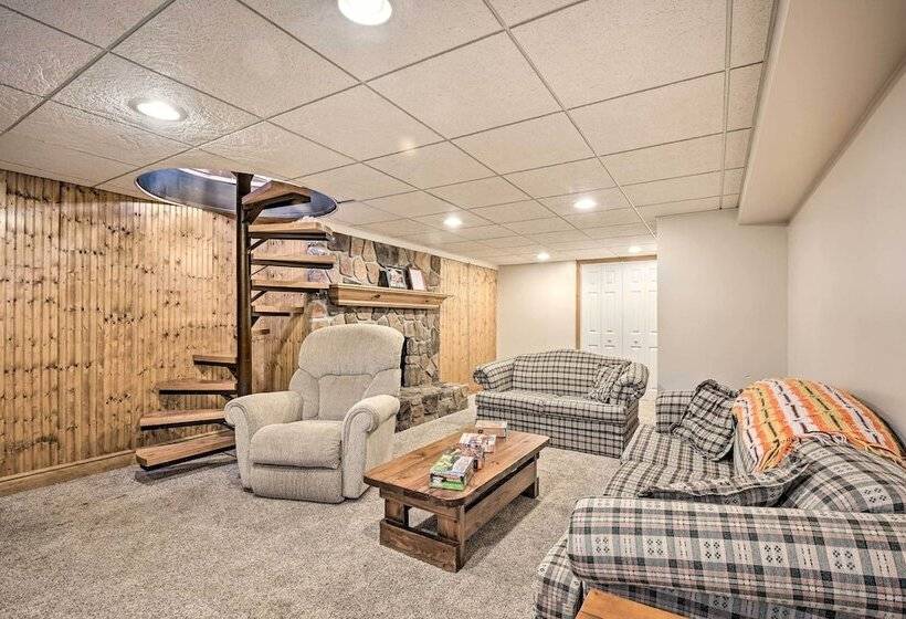 Indian Lake Retreat W/ Wet Bar & Covered Deck