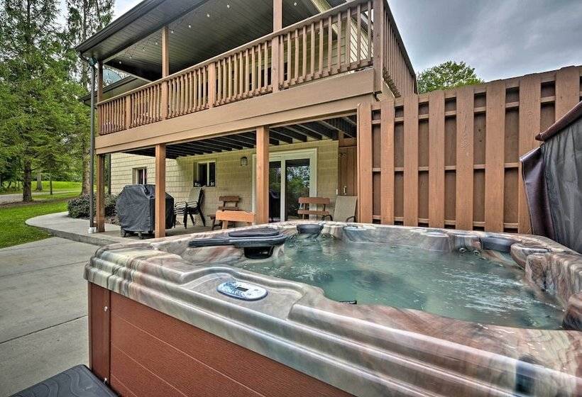 Indian Lake Retreat W/ Wet Bar & Covered Deck