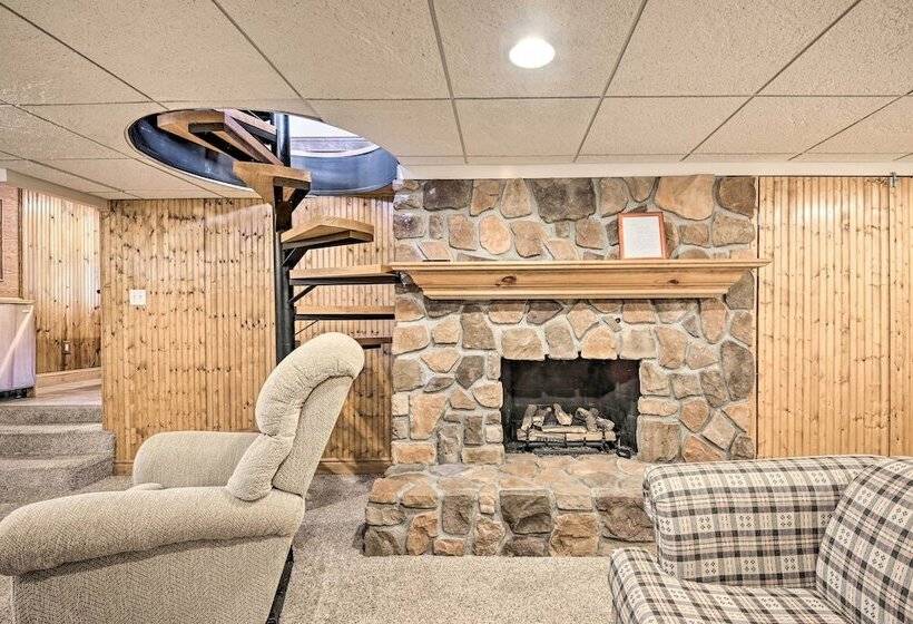 Indian Lake Retreat W/ Wet Bar & Covered Deck