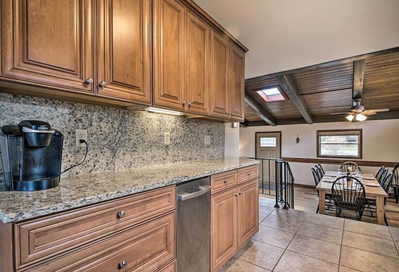 Indian Lake Retreat W/ Wet Bar & Covered Deck
