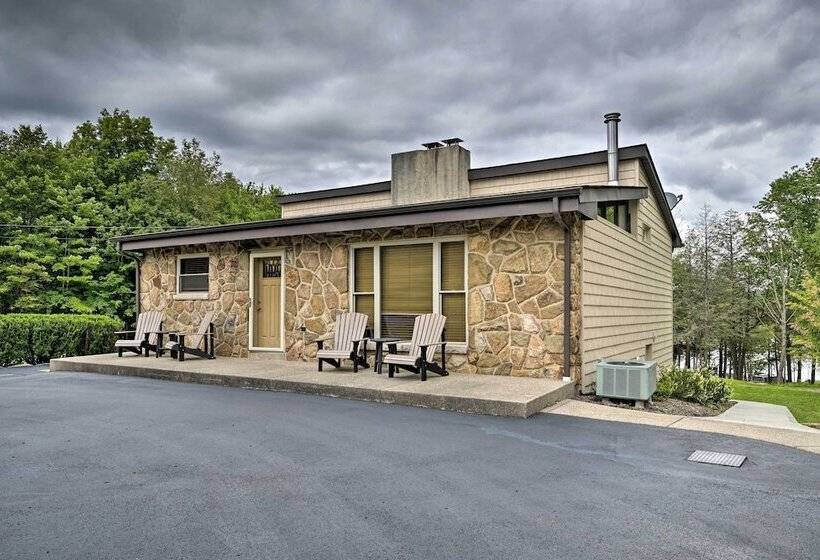 Indian Lake Retreat W/ Wet Bar & Covered Deck
