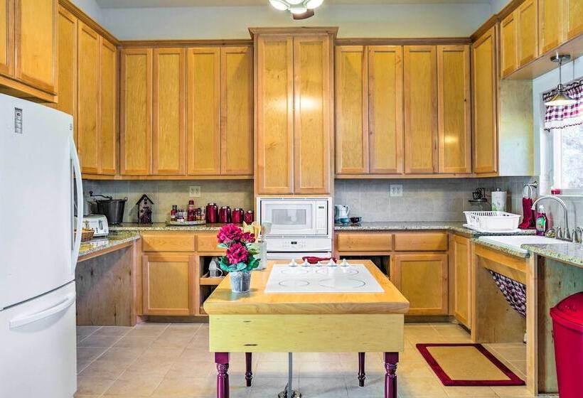 Johnson City Home W/ Hot Tub   Close To Wineries!