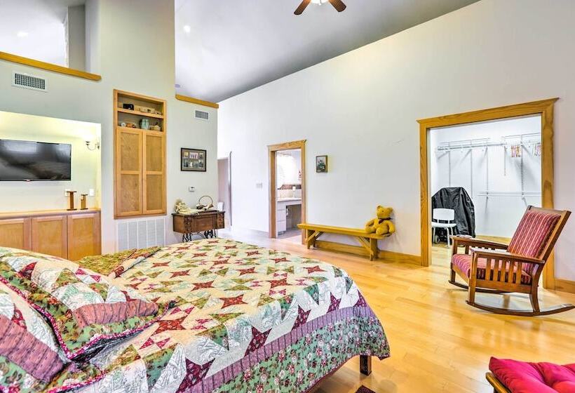 Johnson City Home W/ Hot Tub   Close To Wineries!