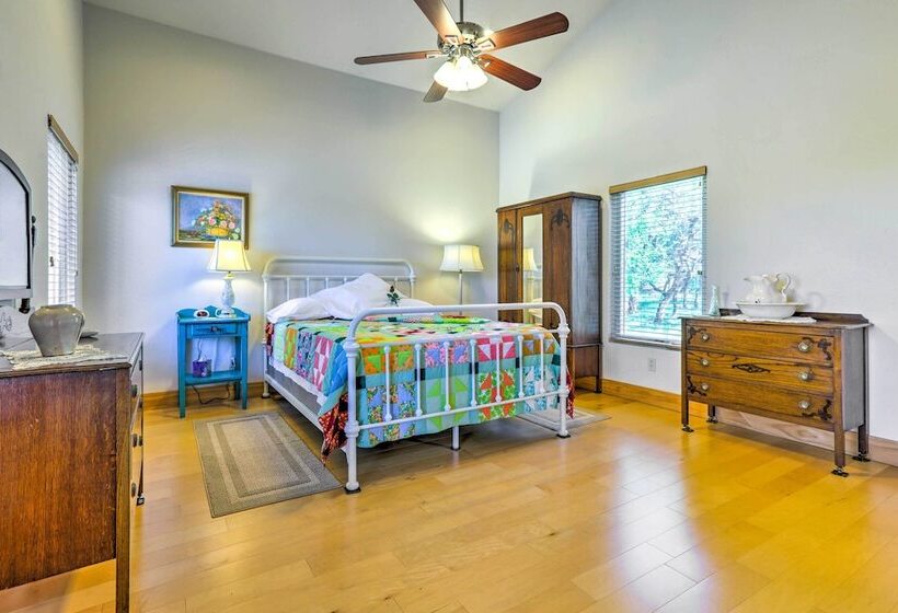 Johnson City Home W/ Hot Tub   Close To Wineries!