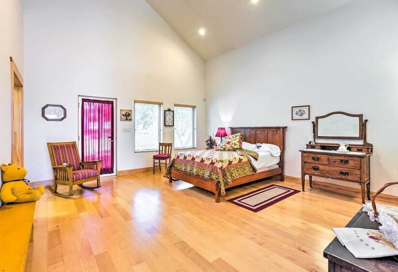 Johnson City Home W/ Hot Tub   Close To Wineries!