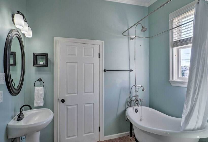 Lake Charles Cottage W/ Fireplace & Yard!