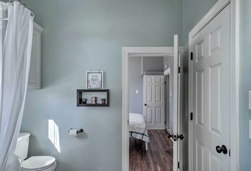 Lake Charles Cottage W/ Fireplace & Yard!