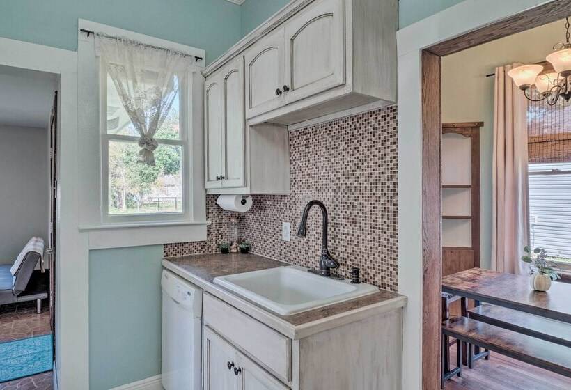 Lake Charles Cottage W/ Fireplace & Yard!