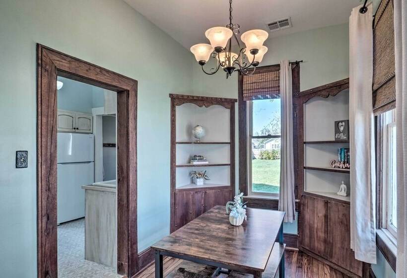 Lake Charles Cottage W/ Fireplace & Yard!