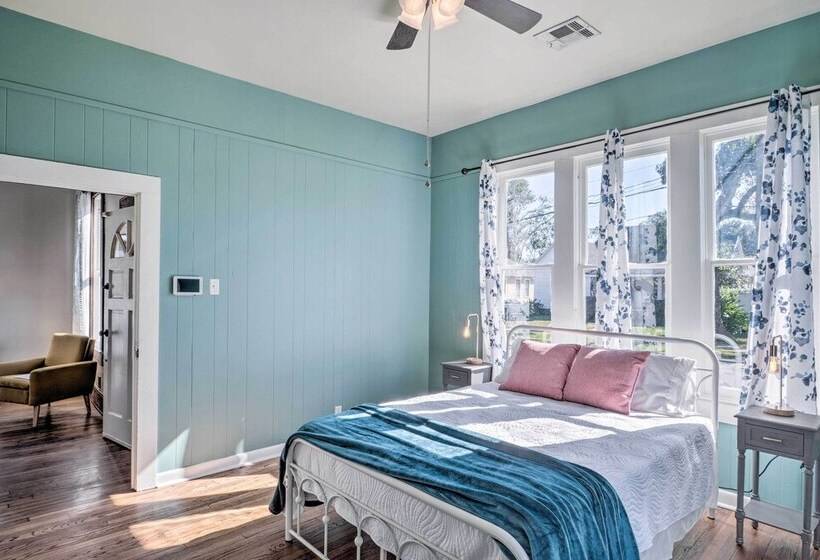 Lake Charles Cottage W/ Fireplace & Yard!