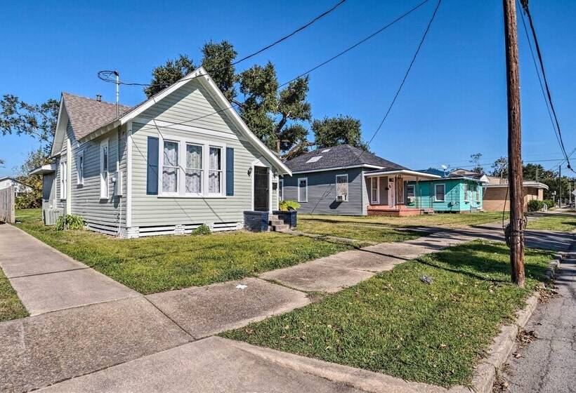 Lake Charles Cottage W/ Fireplace & Yard!