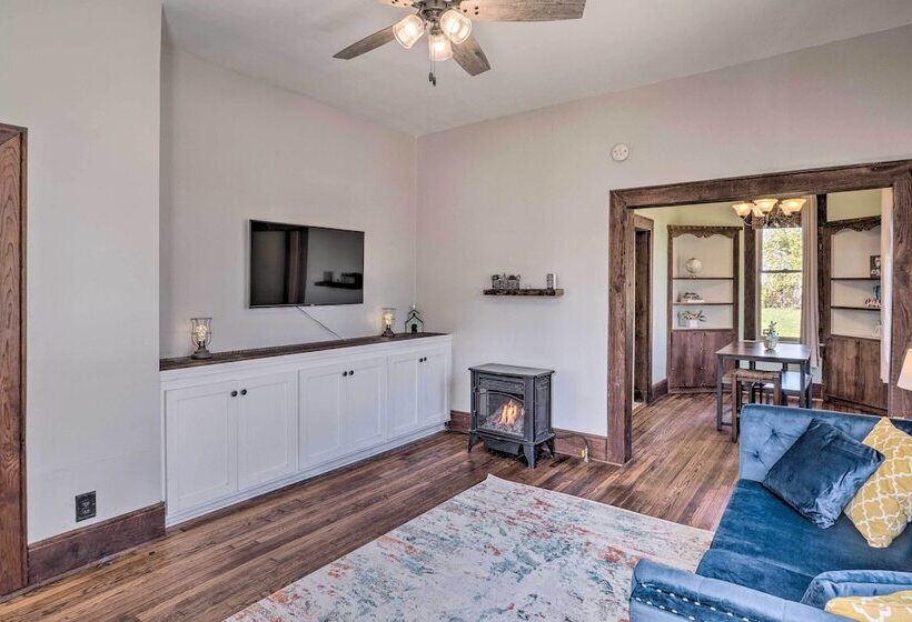 Lake Charles Cottage W/ Fireplace & Yard!