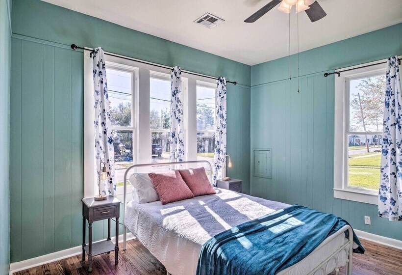 Lake Charles Cottage W/ Fireplace & Yard!