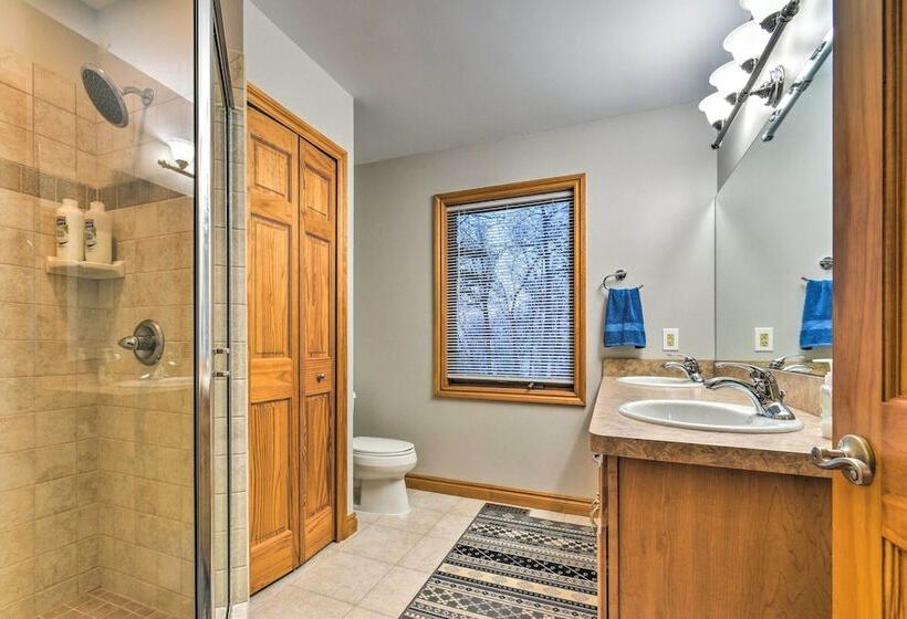 Lakefront Applegate Retreat W/ Private Beach!