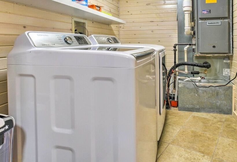 Lakefront Applegate Retreat W/ Private Beach!