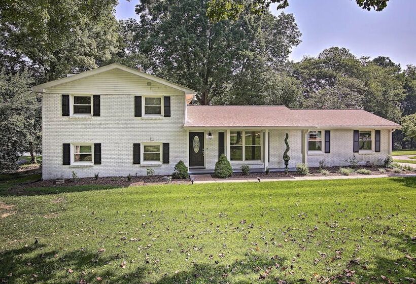 Quiet Lakefront Old Hickory Home W/ Patio, Kayaks!