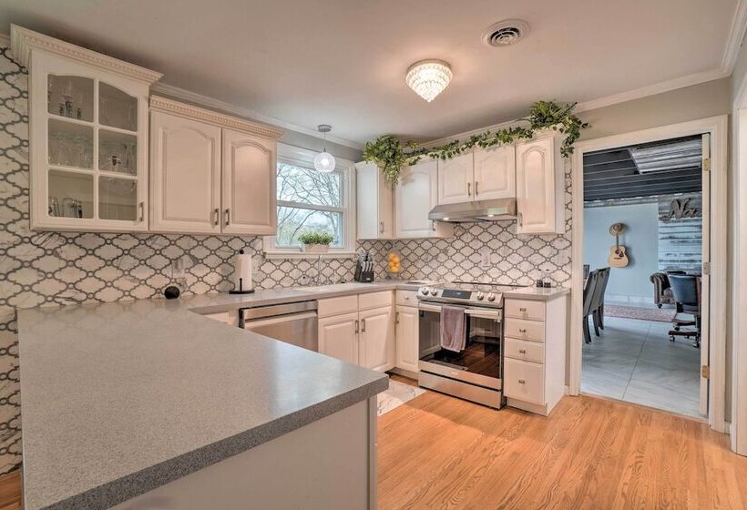 Quiet Lakefront Old Hickory Home W/ Patio, Kayaks!