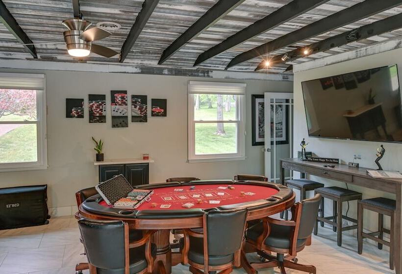 Quiet Lakefront Old Hickory Home W/ Patio, Kayaks!