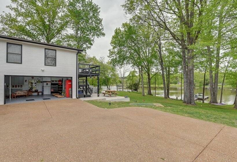 Quiet Lakefront Old Hickory Home W/ Patio, Kayaks!