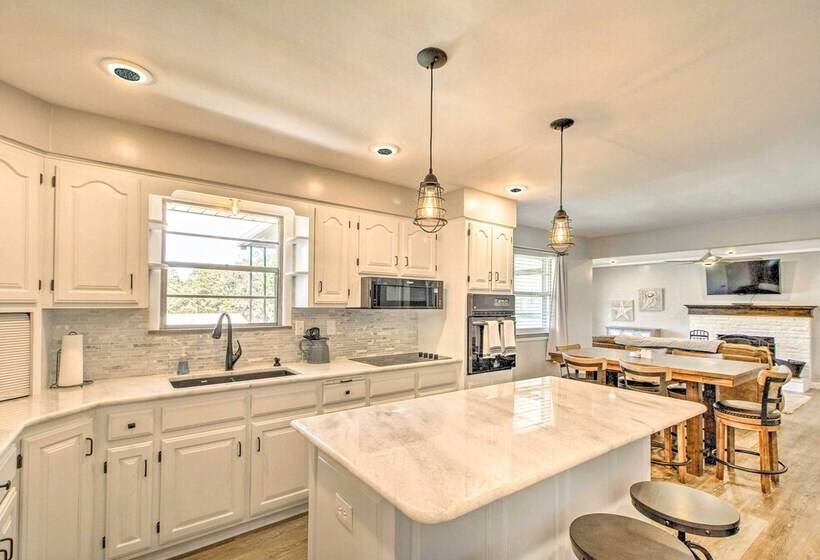 Lakeview Home   1 Mile From Bull Shoals Lake!