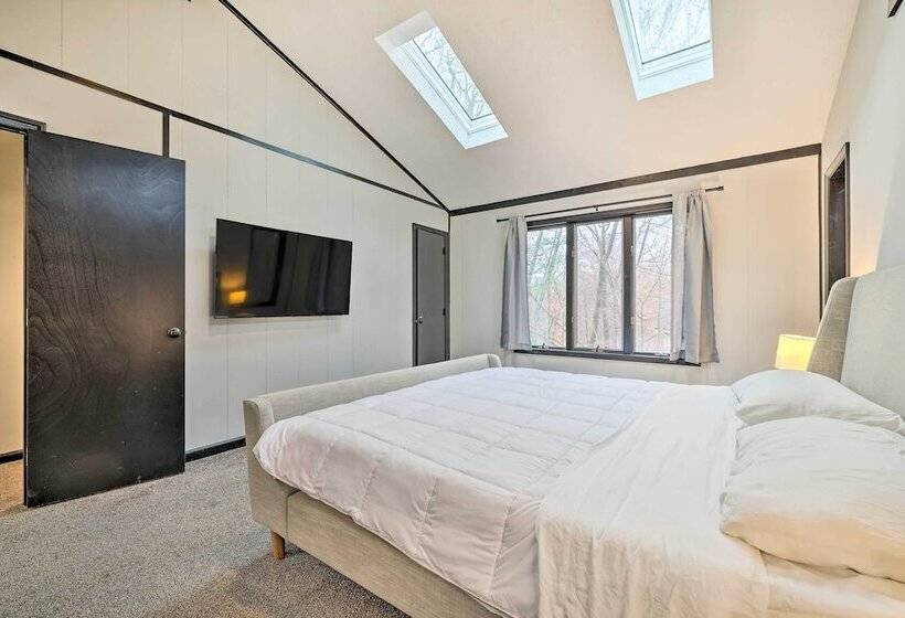 Large Gouldsboro Home W/ Hot Tub & Game Room