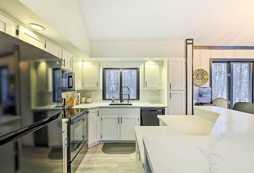 Large Gouldsboro Home W/ Hot Tub & Game Room