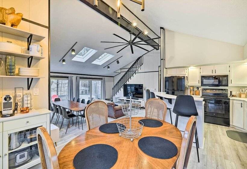 Large Gouldsboro Home W/ Hot Tub & Game Room