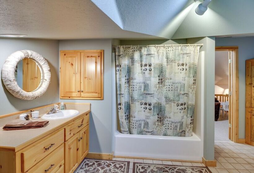 Large Home On Lake Edward W/ Deck & Fire Pit!