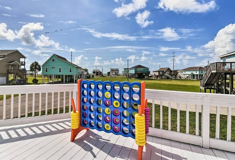Lively Galveston Home W/ Deck & Beach Views!