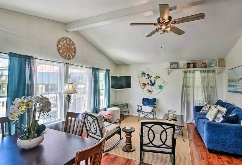 Lively Galveston Home W/ Deck & Beach Views!