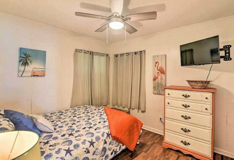 Lively Galveston Home W/ Deck & Beach Views!