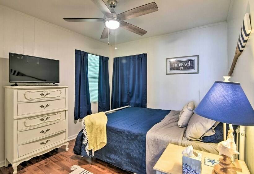 Lively Galveston Home W/ Deck & Beach Views!