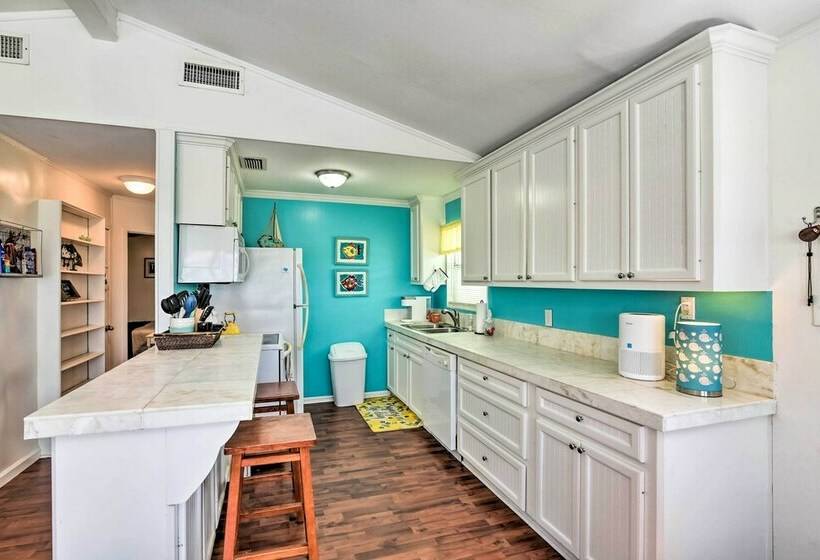 Lively Galveston Home W/ Deck & Beach Views!