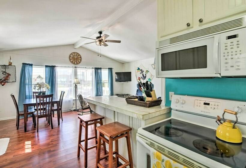 Lively Galveston Home W/ Deck & Beach Views!