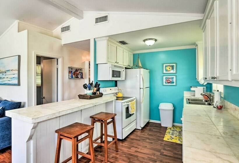 Lively Galveston Home W/ Deck & Beach Views!