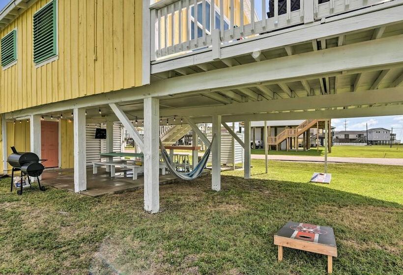 Lively Galveston Home W/ Deck & Beach Views!
