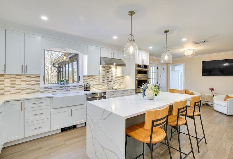 Lovely Highland Home W/ Pool & Hot Tub!