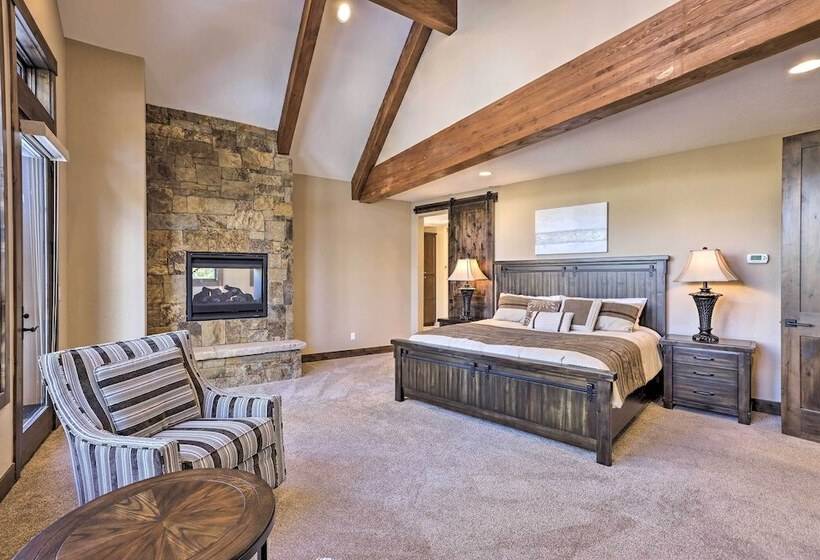 3 Fireplaces & Mtn View: Luxe Home In Breckenridge