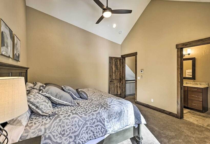 3 Fireplaces & Mtn View: Luxe Home In Breckenridge