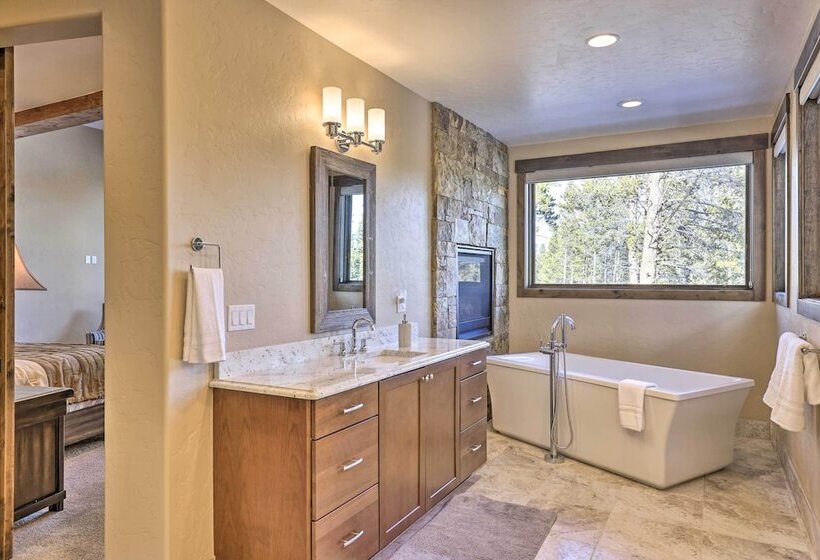 3 Fireplaces & Mtn View: Luxe Home In Breckenridge