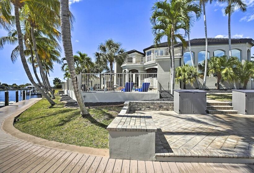 Luxe Cape Coral Escape W/ Boat Dock + Cabana!