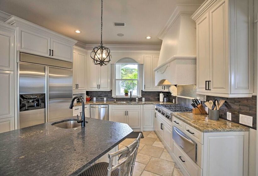 Luxe Cape Coral Escape W/ Boat Dock + Cabana!