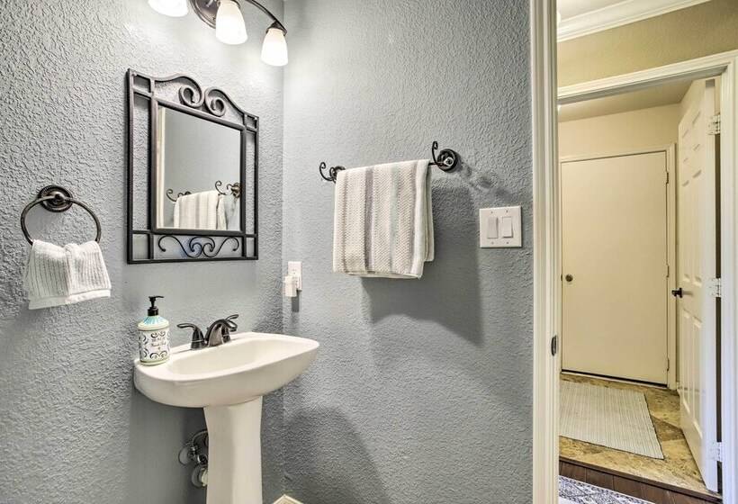 Luxe Home 30 Miles To Houston W/ Pool & Grill