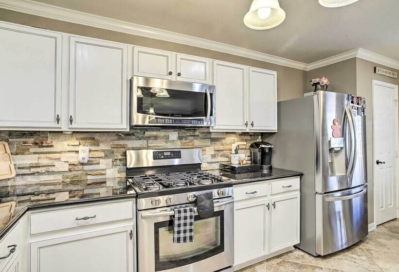 Luxe Home 30 Miles To Houston W/ Pool & Grill